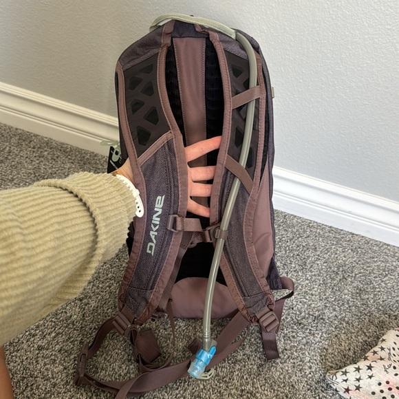 Dakine women’s syncline 12L pack with hydration straw NWT - Picture 3 of 4